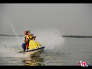 About 56 miles north of Yinchuan, Ningxia, the national 5A-level tourist attraction Sand Lake is a recreational center with all kinds of the sand-based games, such as camel riding, sand sliding and many colorful water sports, such as swimming, fishing, seaplane and skydiving. It has become a popular holiday getaway. [Courtesy of Sand Lake Scenic Spot]