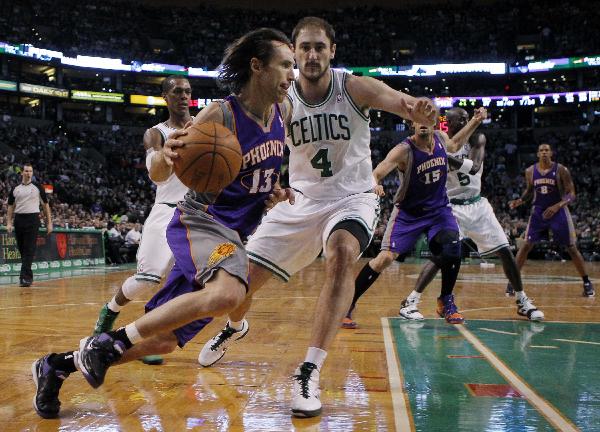 Phoenix Suns guard Steve Nash (L) drives to the basket around Boston Celtics center Nenad Krstic (4) in the second half of their NBA basketball game in Boston, Massachusetts March 2, 2011. (Xinhua/Reuters Photo)