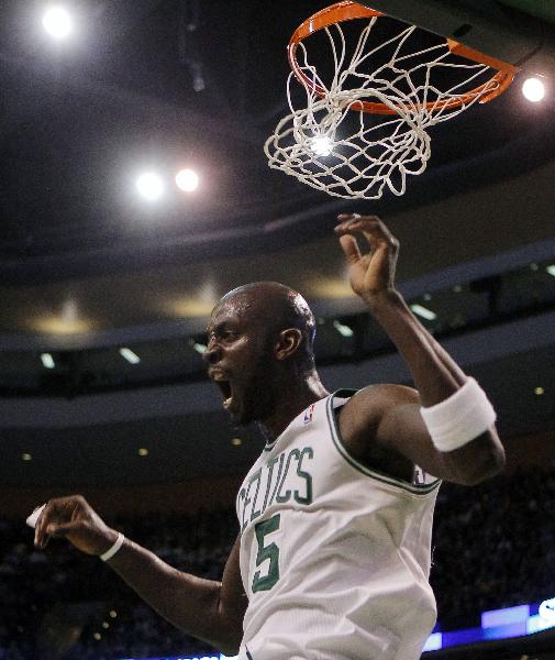 Boston Celtics forward Kevin Garnett reacts after dunking the ball against the Phoenix Suns in the first quarter of their NBA basketball game in Boston, Massachusetts March 2, 2011. (Xinhua/Reuters Photo)