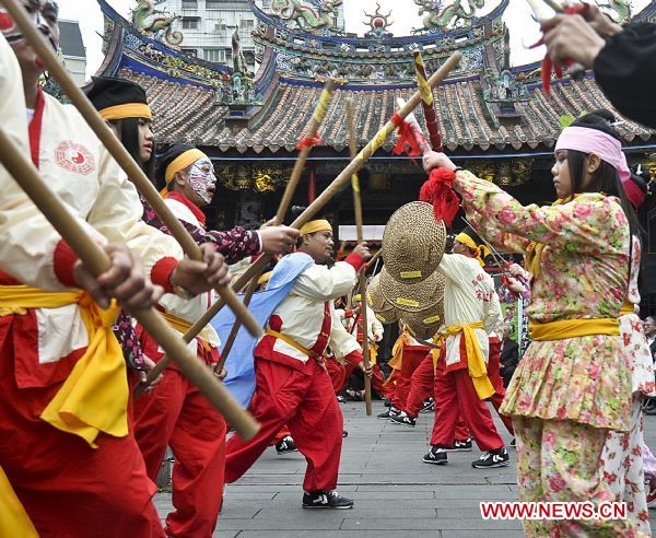 Actors perform during a news conference of 'songjiang' martial art array, a kind of folk performance featuring the character of Chinese kungfu and traditional art, on a plaza in Taipei, southeast China's Taiwan, March 3, 2011. The 'songjiang' martial art array activity, which is usually performed by 36 or 72 persons, has a history of more than 400 years. It originated in the coastal area of southeast China's Fujian Province. As an important festival activity of Taiwan, the folk performance will be held in Neimen of Kaohsiung of southeast China's Taiwan on March 12. (Xinhua)(mcg) 