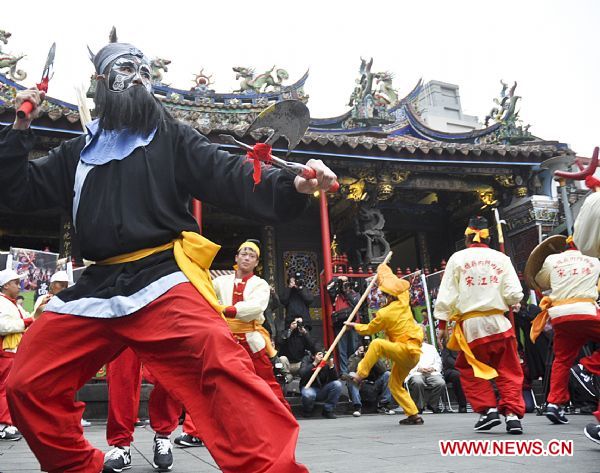 Actors perform during a news conference of 'songjiang' martial art array, a kind of folk performance featuring the character of Chinese kungfu and traditional art, on a plaza in Taipei, southeast China's Taiwan, March 3, 2011. The 'songjiang' martial art array activity, which is usually performed by 36 or 72 persons, has a history of more than 400 years. It originated in the coastal area of southeast China's Fujian Province. As an important festival activity of Taiwan, the folk performance will be held in Neimen of Kaohsiung of southeast China's Taiwan on March 12. (Xinhua)(mcg) 