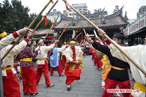 Actors perform during a news conference of 'songjiang' martial art array, a kind of folk performance featuring the character of Chinese kungfu and traditional art, on a plaza in Taipei, southeast China's Taiwan, March 3, 2011. The 'songjiang' martial art array activity, which is usually performed by 36 or 72 persons, has a history of more than 400 years. It originated in the coastal area of southeast China's Fujian Province. As an important festival activity of Taiwan, the folk performance will be held in Neimen of Kaohsiung of southeast China's Taiwan on March 12. (Xinhua)(mcg) 