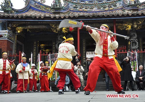 Actors perform during a news conference of 'songjiang' martial art array, a kind of folk performance featuring the character of Chinese kungfu and traditional art, on a plaza in Taipei, southeast China's Taiwan, March 3, 2011. The 'songjiang' martial art array activity, which is usually performed by 36 or 72 persons, has a history of more than 400 years. It originated in the coastal area of southeast China's Fujian Province. As an important festival activity of Taiwan, the folk performance will be held in Neimen of Kaohsiung of southeast China's Taiwan on March 12. (Xinhua)(mcg) 