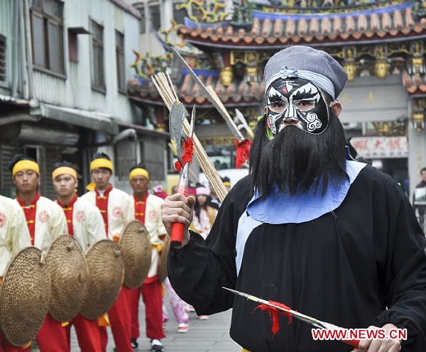 Actors perform during a news conference of 'songjiang' martial art array, a kind of folk performance featuring the character of Chinese kungfu and traditional art, on a plaza in Taipei, southeast China's Taiwan, March 3, 2011. The 'songjiang' martial art array activity, which is usually performed by 36 or 72 persons, has a history of more than 400 years. It originated in the coastal area of southeast China's Fujian Province. As an important festival activity of Taiwan, the folk performance will be held in Neimen of Kaohsiung of southeast China's Taiwan on March 12. (Xinhua)(mcg) 