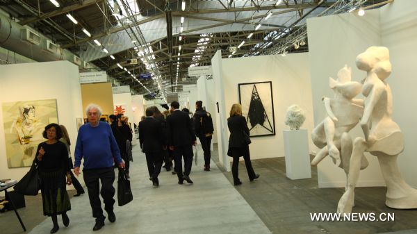 People visit the Armory Show in New York, the United States, March 3, 2011. The annual Armory Show, a leading fine art fair, kicked off on Thursday with the participation of artists, galleries, collectors, critics and curators from all over the world. (Xinhua/Wu Kaixiang) (zw) 