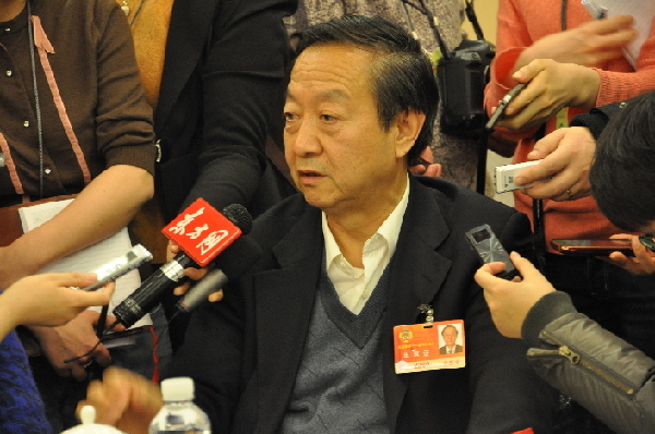 China's former industry minister Li Yizhong talks to the press. 