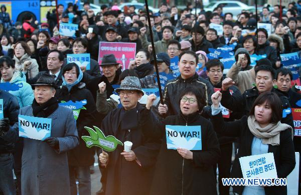 South Koreans shout slogans during a protest against the South Korea-U.S. military drills in Seoul, March 5, 2011. [Xinhua] 