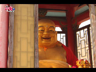 Budai, the Laughing Buddha, outside Dizang Temple. [by Johanna Yueh/China.org.cn] 
