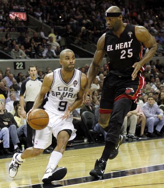 San Antonio Spurs Tony Parker (L) drives around Miami Heat Erick Dampier during the second half of their NBA basketball game in San Antonio, Texas, March 4, 2011. Spurs won 125-95. (Xinhua/Reuters Photo)