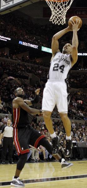 San Antonio Spurs Richard Jefferson (R) goes to the basket against Miami Heat Mike Bibby during the second half of their NBA basketball game in San Antonio, Texas, March 4, 2011. (Xinhua/Reuters Photo)