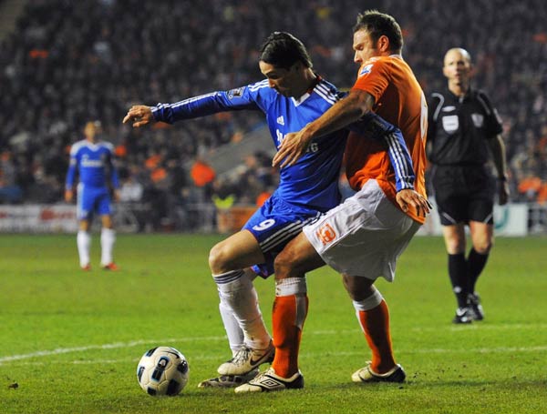 Blackpool's Ian Evatt (R) challenges Chelsea's Fernando Torres during their English Premier League soccer match in Blackpool, northern England March 7, 2011. Two goals from Frank Lampard and another from John Terry gave Chelsea a 3-1 win at Blackpool on Monday to renew its hopes of retaining the Premier League title.(Xinhua/Reuters Photo) 