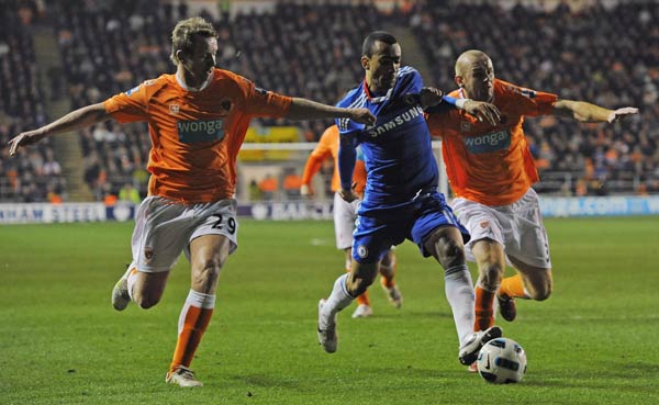 Blackpool's David Carney (L) and Stephen Crainey (R) challenges Chelsea's Jose Bosingwa (C) during their English Premier League soccer match in Blackpool, northern England March 7, 2011. Two goals from Frank Lampard and another from John Terry gave Chelsea a 3-1 win at Blackpool on Monday to renew its hopes of retaining the Premier League title.(Xinhua/Reuters Photo) 