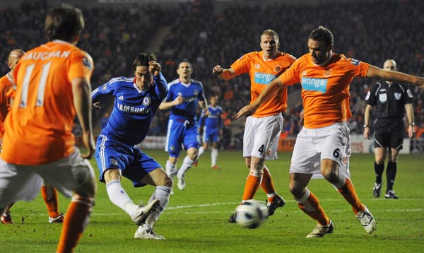 Chelsea's Fernando Torres (2nd L) attempts a shot on goal during their English Premier League soccer match in against Blackpool, in Blackpool, northern England March 7, 2011. Two goals from Frank Lampard and another from John Terry gave Chelsea a 3-1 win at Blackpool on Monday to renew its hopes of retaining the Premier League title.(Xinhua/Reuters Photo) 