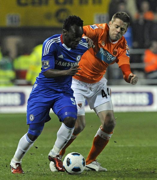 Chelsea's Michael Essien (L) challenges Blackpool's James Beattie during their English Premier League soccer match in Blackpool, northern England March 7, 2011.Two goals from Frank Lampard and another from John Terry gave Chelsea a 3-1 win at Blackpool on Monday to renew its hopes of retaining the Premier League title. (Xinhua/Reuters Photo) 