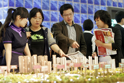 Residents of Nanjing, capital of Jiangsu province, visited a real estate fair in the city last October. A house is often a problem when couples decide to divorce. 