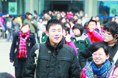 Students walk out of an examination site in Nanjing, capital city of east China's Jiangsu province, on February 19, 2011. More than 60,000 students from across the country sat for the self-enrollment exam held by Tsinghua University and six other top universities in China. [Photo: yangtse.com]