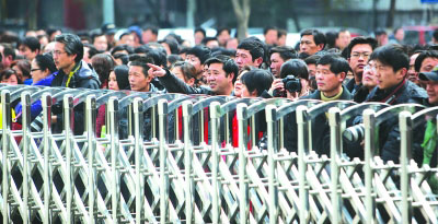 Parents wait outside an examination site in Nanjin, capital city of east China's Jiangsu province, on February 19, 2011, when their children are sitting for the self-enrollment exam held by Tsinghua University and six other top universities in China. [Photo: yangtse.com] 