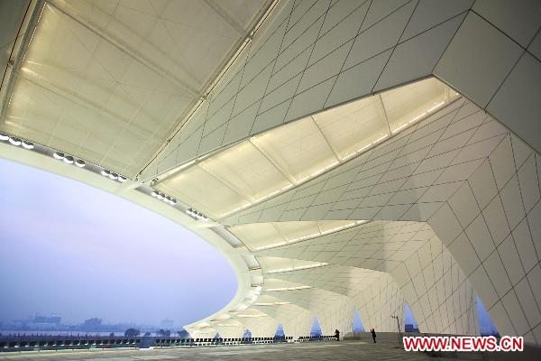 Photo taken on March 8, 2011 shows a night view of Shanghai Oriental Sport Center which is under lighting test. The 14th FINA World Championships is to be held here from July 16 to July 31, 2011. [Xinhua/Xu Zhengkui]