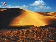Shapotou, a top tourist spot in Zhongwei City of Ningxia Hui Autonomous Region, is regarded as one of the five most beautiful deserts in China. The rough deserts, limpid lakes and vast grasslands consitute a huge amazing picture of nature. [Courtesy of Shapotou Scenic Spot]