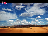 Shapotou, a top tourist spot in Zhongwei City of Ningxia Hui Autonomous Region, is regarded as one of the five most beautiful deserts in China. The rough deserts, limpid lakes and vast grasslands consitute a huge amazing picture of nature. [Courtesy of Shapotou Scenic Spot]