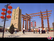 The gate of the Shapotou scenic spot. Shapotou, a top tourist spot in Zhongwei City of Ningxia Hui Autonomous Region, is regarded as one of the five most beautiful deserts in China. The rough deserts, limpid lakes and vast grasslands consitute a huge amazing picture of nature. [Courtesy of Shapotou Scenic Spot]