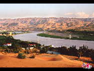 Situated in Zhongwei City of Ningxia, Shapotou is a national 5A-level tourist attraction lying on the north bank of the Yellow River where it crosses the southeastern border of the Tengger Desert. The mixture of water and desert makes it a wonderland. Sunset on the Yellow River and sunrise in the desert are particularly memorable. [Courtesy of Shapotou Scenic Spot]  