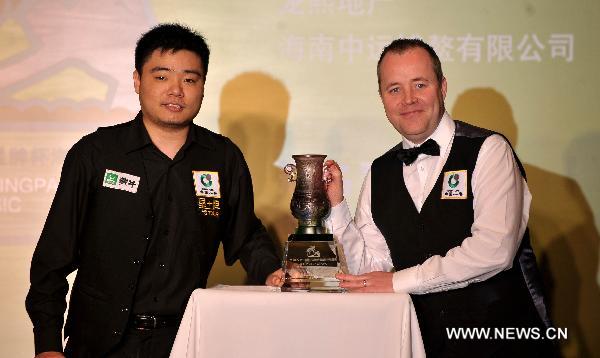 Scotish player John Higgins(R) and China's Ding Junhui attend a press conference of the Hainan Snooker Classic in Boao, South China's Hainan Province, March 9, 2011. The Hainan Snooker Classic will take place in Baoao from March 10, 2011.(Xinhua/Guo Cheng)