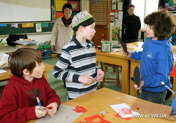 Students from the U.S. have have discussions at Blue Tassel School in Suzhou, east China's Jiangsu Province, March 9, 2011. A total of 15 students from a school in Portland, the U.S., arrived in Suzhou to spend one week learning Chinese language, pottery arts, paper cuttings, etc.