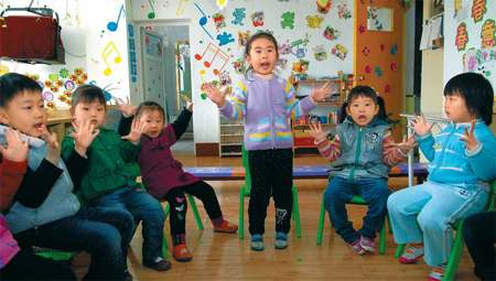 Children take part in a music class at Tashan Kindergarten in Yantai city, Shandong province, on Monday. [Photo/Xinhua]    