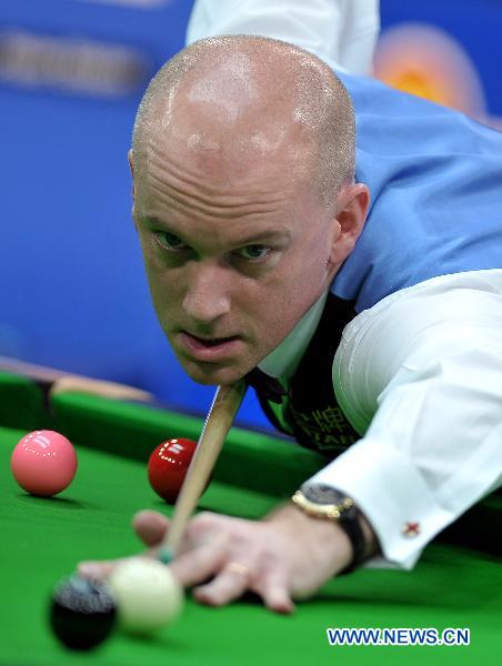 Peter Ebdon of England competes during the group round against World No.1 player John Higgins of Scotland at the Hainan Snooker Classic in Boao, South China's Hainan Province, March 10, 2011. Higgins won the match 2-1.(Xinhua/Guo Cheng)