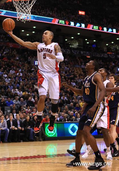 Jerryd Bayless (L) of Toronto Raptors goes for a basket during the NBA game against Utah Jazz at Air Canada Centre in Toronto, Canada, March 9, 2011. Raptors lost 94-96. (Xinhua/Zou Zheng) 