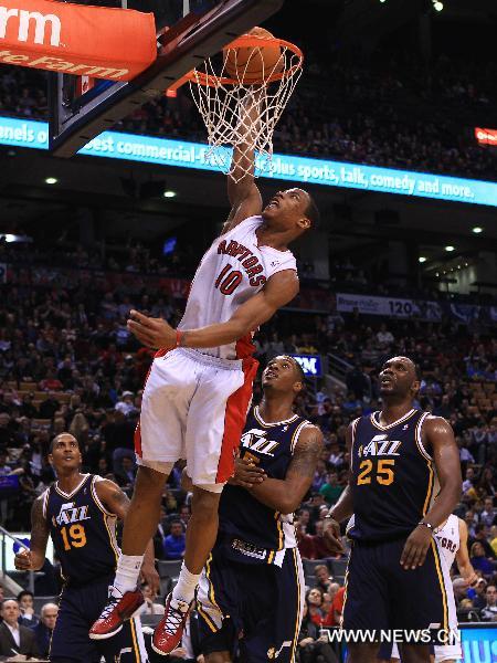 DeMar DeRozan (Top) of Toronto Raptors dunks the ball during the NBA game against Utah Jazz at Air Canada Centre in Toronto, Canada, March 9, 2011. Raptors lost 94-96. (Xinhua/Zou Zheng) 