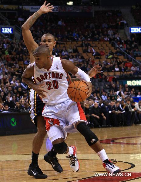 Beandro Barbosa (Front) of Toronto Raptors drives the ball during the NBA game against Utah Jazz at Air Canada Centre in Toronto, Canada, March 9, 2011. Raptors lost 94-96.(Xinhua/Zou Zheng) 