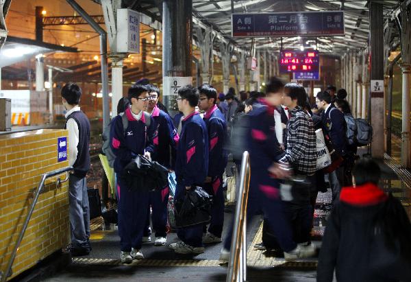 Passengers wait on the platform after trains lay off in reaction to a tsunami alarm in Keelung of Taiwan, southeast China, March 11, 2011. Following a strong earthquake in Japan Friday, Taiwan had earlier issued a tsunami alarm, but later sounded the all clear after foreseeing no disasters despite several small tsunamis in the afternoon.