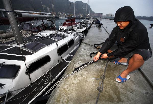 A fisherman ties a yacht in response to a tsunami alarm in Keelung of Taiwan, southeast China, March 11, 2011. Following a strong earthquake in Japan Friday, Taiwan had earlier issued a tsunami alarm, but later sounded the all clear after foreseeing no disasters despite several small tsunamis in the afternoon. 