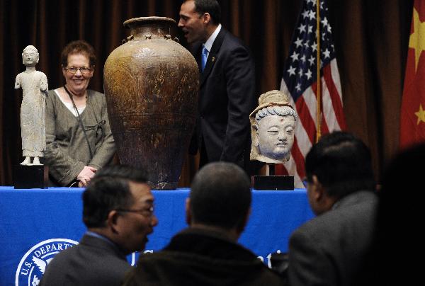 Guests watch ancient Chinese artifacts returning to China during an ancient Chinese artifacts returning ceremony in Washington D.C., capital of the United States, March 11, 2011.