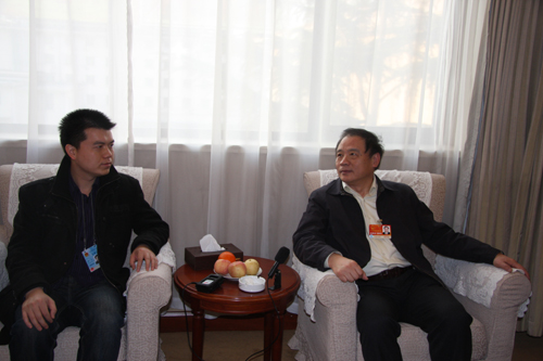 NPC deputy Chu Junhao (right) gives an exclusive interview to a CRI reporter at Beijing's Jingxi hotel on Friday, March 11, 2011. Chu gives many interviews every day during the annual parliament session. 