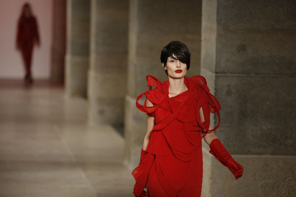 A model presents a creation by designer Alexandra Moura as part of her women's Autumn/Winter 2012 fashion collection during Lisbon Fashion Week March 12, 2011. [Xinhua]