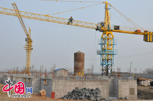 Construction on the Jiangbei Industrial Cluster Zone has begun, with residential apartment buildings for relocated farmers being built first. [Wang Wei/China.org.cn]