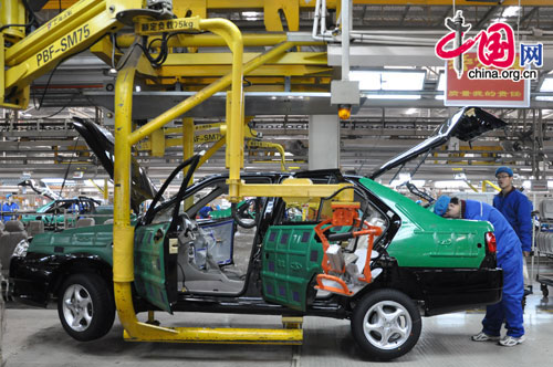 Employees inspect a car at a Chery plant in Wuhu, Anhui Province. Chery is the leading Chinese automaker and based in Wuhu. [Wang Wei/China.org.cn]
