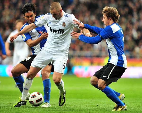 Karim Benzema (C) of Real Madrid competes during the Spanish league football match against Hercules in Madrid, capital of Spain, March 12, 2011. Real Madrid won 2-0. (Xinhua/Chen Haitong)