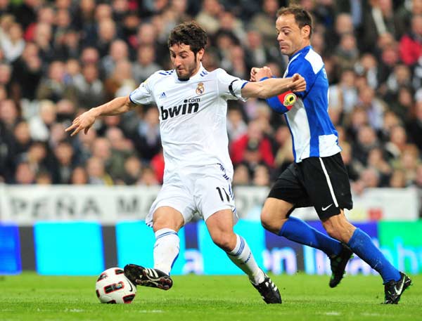 Esteban Granero (L) of Real Madrid competes during the Spanish league football match against Hercules in Madrid, capital of Spain, March 12, 2011. Real Madrid won 2-0. (Xinhua/Chen Haitong) 