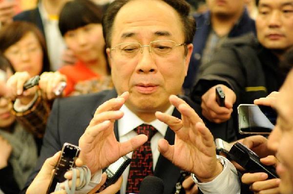 The spokesman of the CPPCC session Zhao Qizheng answers questions from the media. 
