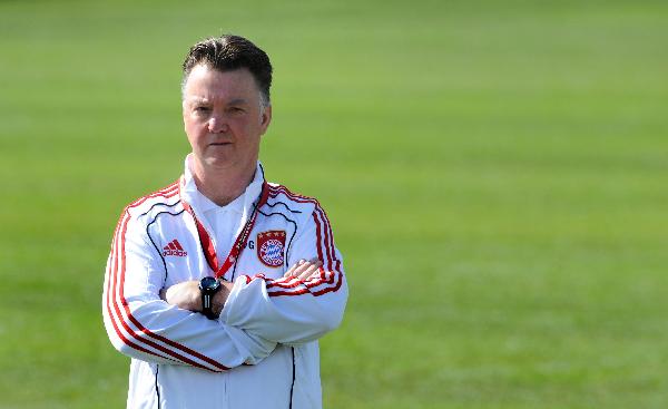 Bayern Munich's coach Louis van Gaal looks at French midfielder Franck Ribery during a training session in Munich March 14, 2011. (Xinhua/AFP Photo)