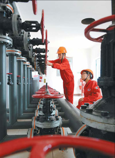 Shengli Oilfield workers process crude oil at a plant in Dongying, Shandong province. Shengli has started exploration in 38 blocks in the western region's basins. 