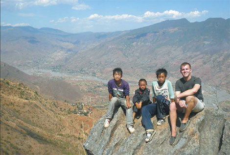 Harvard graduate Ken Saathoff with three of his Chinese students in Yunnan Province. [China Daily]