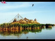 Located in Pingluo County of Ningxia Hui Autonomous Region, Sand Lake is an ideal place for bird watching. The scenic spot homes various kinds of birds including white crane and swan and has become a transfer station of birds of passage from Siberia. [Courtesy of Sand Lake Scenic Spot]  