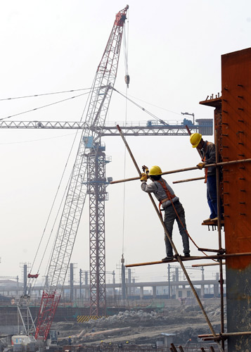 Medium- and low-wage earners are the principal beneficiaries targeted by proposed revisions to individual income tax.These workers were busy on construction of East Hangzhou Railway Station.