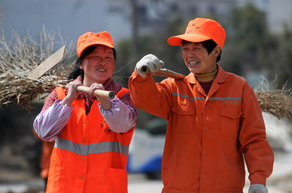 Medium- and low-wage earners are the principal beneficiaries targeted by proposed revisions to individual income tax. These workers were busy in sanitation jobs in Hefei, Anhui province. 