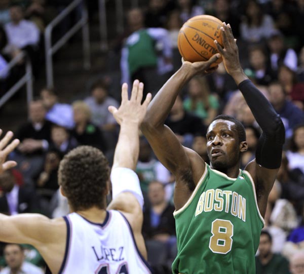 Boston Celtics forward Jeff Green (R) lofts a shot over New Jersey Nets center Brook Lopez in the first quarter of their NBA basketball game in Newark, New Jersey March 14, 2011.(Xinhua/Reuters Photo)